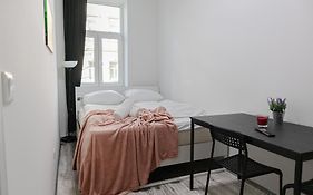 Affordable 5-Br Shared Apartment / Enkplatz U3 Getaway